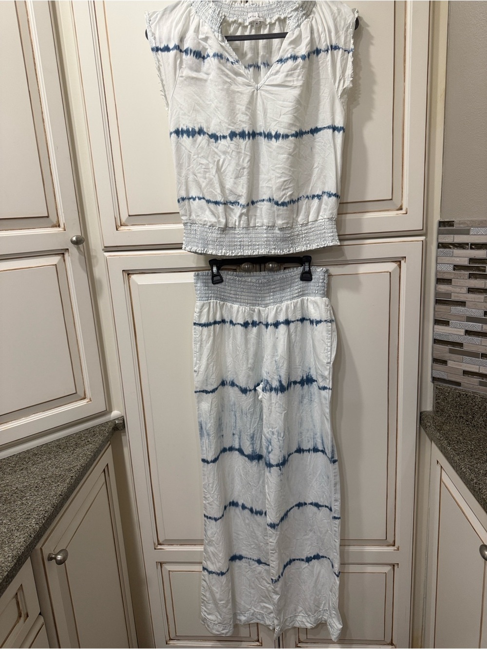 2-Piece Bella Dahl White Blue Tie Dye
Smocked Waist Top & Wide Leg Pants SZ M